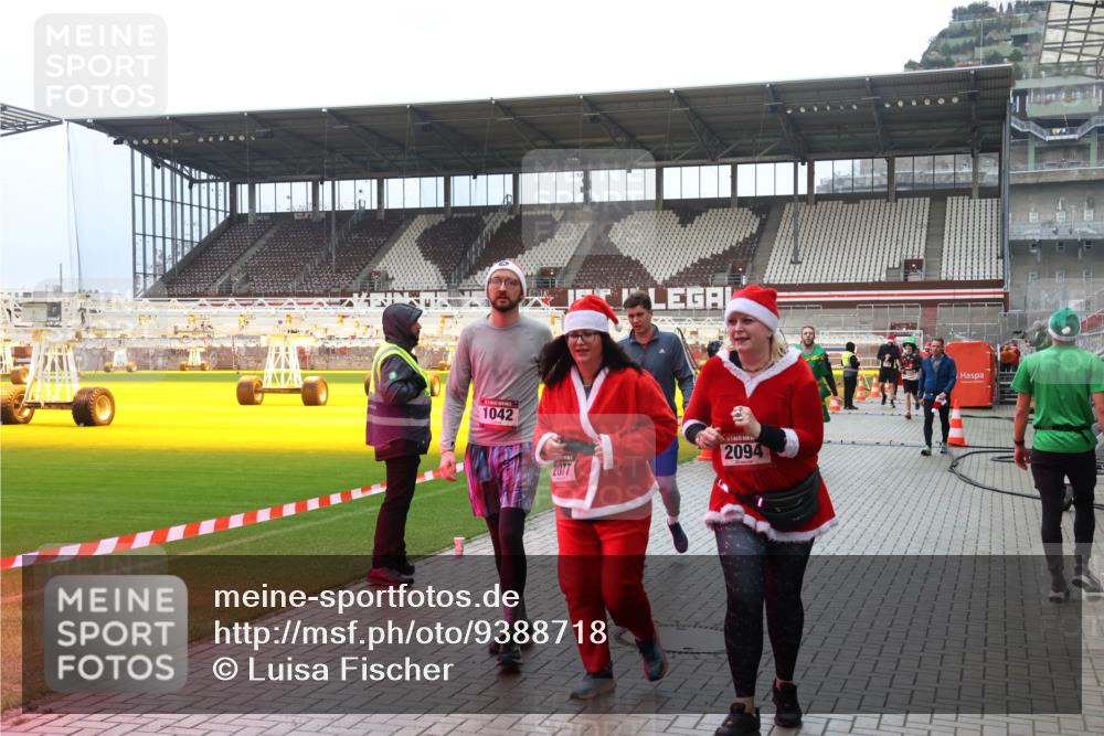 07.12.2025 - St. Pauli X-Mass-Run No. 15 Luisa Fischer http://msf.ph/oto/9388718 07.12.2025 11:56:39 Ziel 1042, 2077, 2094, 294, 1030, 1042, 1088, 1144, 2077, 2094, 2455, 3007, 3496, 3498, 3499, 3502, 3511, 3802, 3900 meine-sportfotos.de