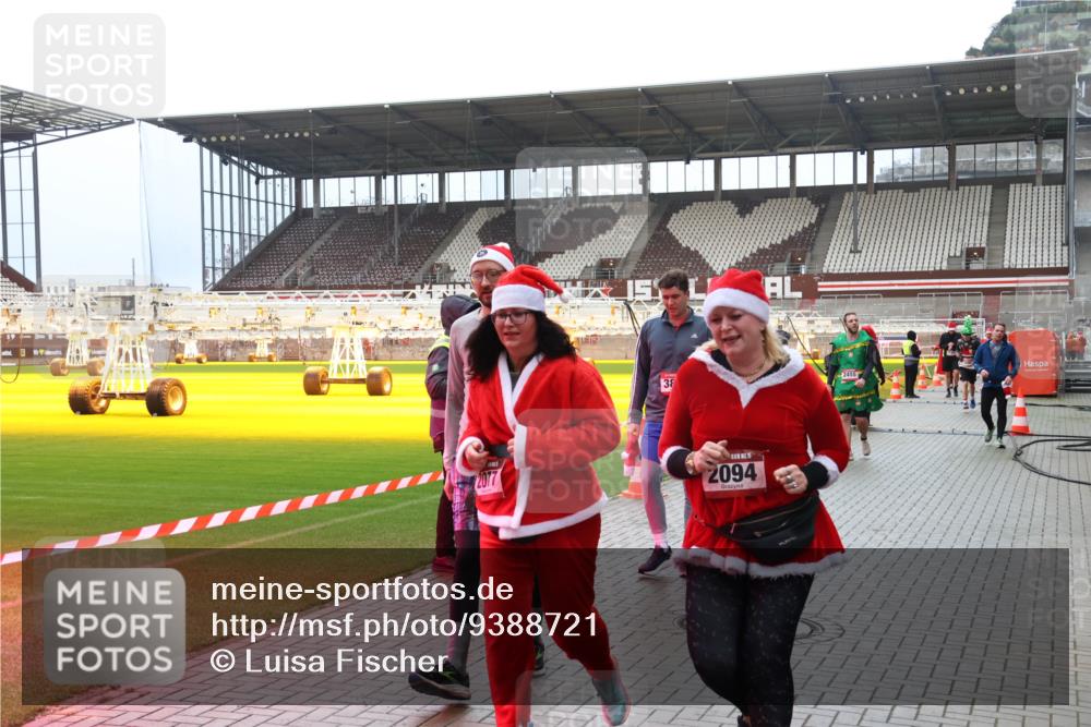 07.12.2025 - St. Pauli X-Mass-Run No. 15 Luisa Fischer http://msf.ph/oto/9388721 07.12.2025 11:56:40 Ziel 2077, 38, 2094, 2455, 294, 1030, 1042, 1088, 1144, 2077, 2094, 2455, 3007, 3433, 3496, 3498, 3499, 3502, 3511, 3802, 3900 meine-sportfotos.de