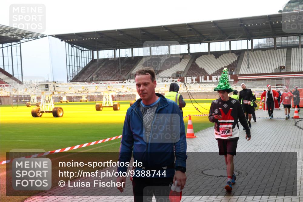 07.12.2025 - St. Pauli X-Mass-Run No. 15 Luisa Fischer http://msf.ph/oto/9388744 07.12.2025 11:56:54 Ziel 3900, 4144, 1030, 1088, 1144, 2455, 2596, 2598, 2599, 2929, 2932, 3007, 3433, 3496, 3498, 3499, 3502, 3511, 3802, 3842, 3843, 3844, 3900, 4172, 4174 meine-sportfotos.de