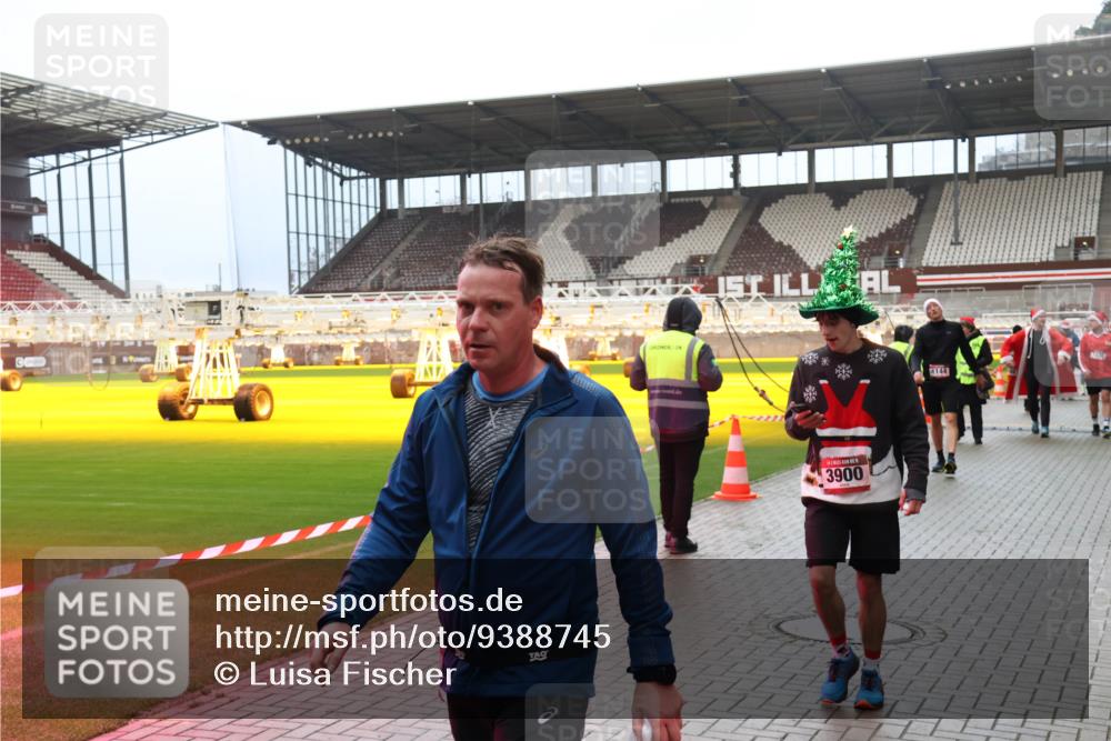 07.12.2025 - St. Pauli X-Mass-Run No. 15 Luisa Fischer http://msf.ph/oto/9388745 07.12.2025 11:56:54 Ziel 3900, 4144, 1030, 1088, 1144, 2455, 2596, 2598, 2599, 2929, 2932, 3007, 3433, 3496, 3498, 3499, 3502, 3511, 3802, 3842, 3843, 3844, 3900, 4172, 4174 meine-sportfotos.de