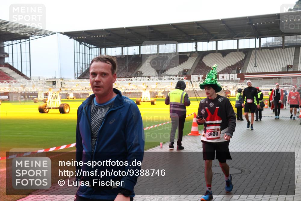 07.12.2025 - St. Pauli X-Mass-Run No. 15 Luisa Fischer http://msf.ph/oto/9388746 07.12.2025 11:56:55 Ziel 3900, 6144, 1030, 1088, 1144, 2455, 2596, 2598, 2599, 2929, 2932, 3007, 3433, 3496, 3498, 3499, 3502, 3511, 3802, 3842, 3843, 3844, 3900, 4172, 4174 meine-sportfotos.de