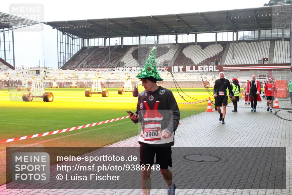 07.12.2025 - St. Pauli X-Mass-Run No. 15 Luisa Fischer http://msf.ph/oto/9388748 07.12.2025 11:56:56 Ziel 15, 3900, 1144, 1030, 1088, 1144, 2455, 2596, 2598, 2599, 2929, 2932, 3007, 3433, 3496, 3498, 3499, 3502, 3511, 3802, 3842, 3843, 3844, 3900, 4172, 4174 meine-sportfotos.de
