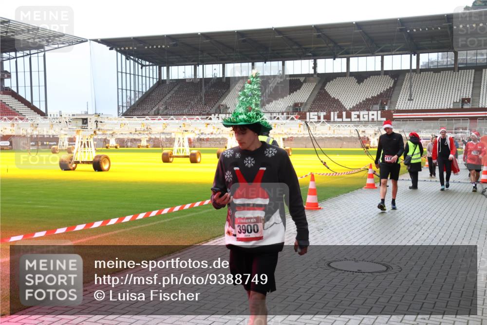 07.12.2025 - St. Pauli X-Mass-Run No. 15 Luisa Fischer http://msf.ph/oto/9388749 07.12.2025 11:56:56 Ziel 15, 3900, 1030, 1030, 1088, 1144, 2455, 2596, 2598, 2599, 2929, 2932, 3007, 3433, 3496, 3498, 3499, 3502, 3511, 3802, 3842, 3843, 3844, 3900, 4172, 4174 meine-sportfotos.de