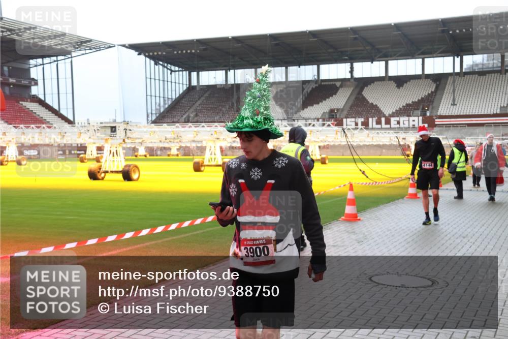 07.12.2025 - St. Pauli X-Mass-Run No. 15 Luisa Fischer http://msf.ph/oto/9388750 07.12.2025 11:56:56 Ziel 15, 3900, 4144, 1030, 1088, 1144, 2455, 2596, 2598, 2599, 2929, 2932, 3007, 3433, 3496, 3498, 3499, 3502, 3511, 3802, 3842, 3843, 3844, 3900, 4172, 4174 meine-sportfotos.de