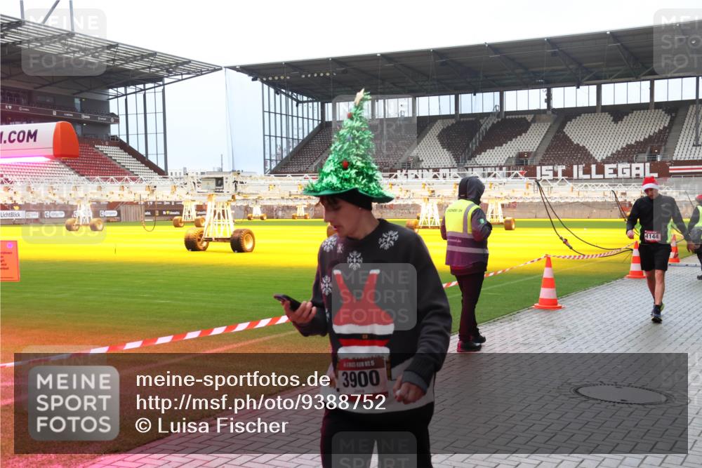 07.12.2025 - St. Pauli X-Mass-Run No. 15 Luisa Fischer http://msf.ph/oto/9388752 07.12.2025 11:56:57 Ziel 0, 15, 3900, 4144, 1030, 1088, 1144, 2455, 2596, 2598, 2599, 2824, 2929, 2932, 3007, 3433, 3459, 3496, 3498, 3499, 3502, 3511, 3842, 3843, 3844, 3900, 4172, 4174 meine-sportfotos.de