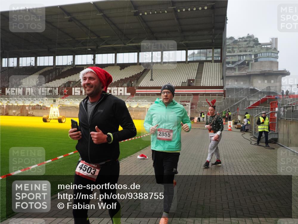 07.12.2025 - St. Pauli X-Mass-Run No. 15 Fabian Wolf http://msf.ph/oto/9388755 07.12.2025 10:20:15 Ziel 459, 1364, 1553, 1903, 2238, 2751, 2855, 3846, 3871, 4042, 4071, 4503, 4523 meine-sportfotos.de