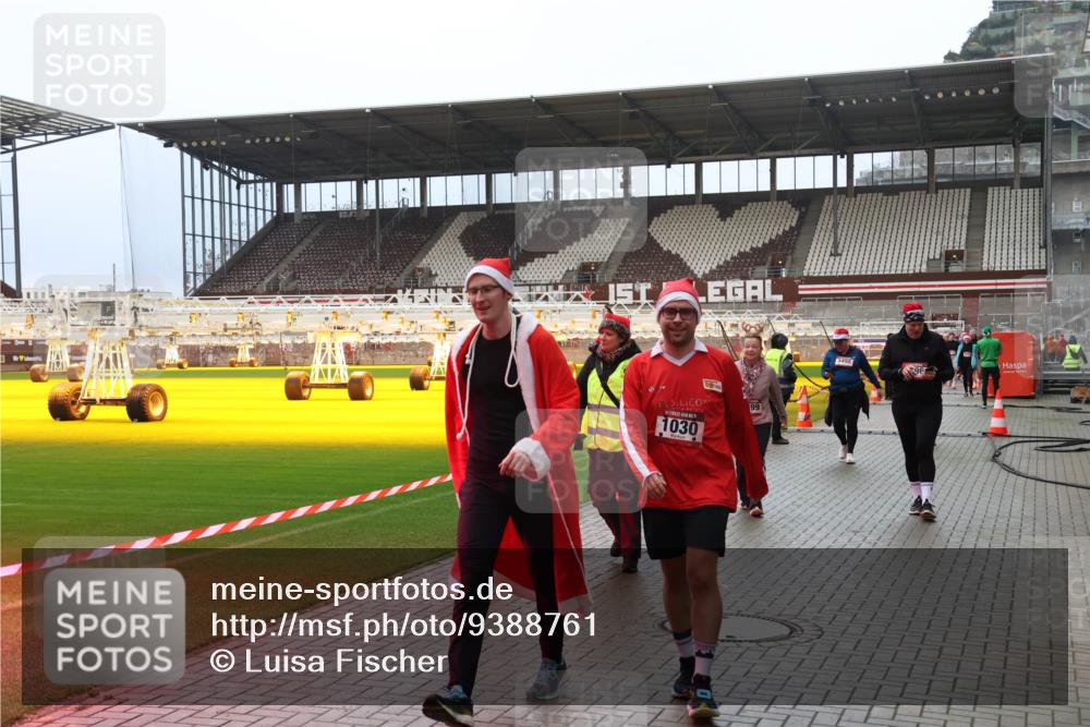 07.12.2025 - St. Pauli X-Mass-Run No. 15 Luisa Fischer http://msf.ph/oto/9388761 07.12.2025 11:57:06 Ziel 1030, 99, 3498, 1088, 1144, 1271, 2596, 2598, 2599, 2824, 2825, 2826, 2929, 2932, 3007, 3383, 3433, 3459, 3496, 3498, 3511, 3842, 3843, 3844, 3900, 4172, 4174 meine-sportfotos.de