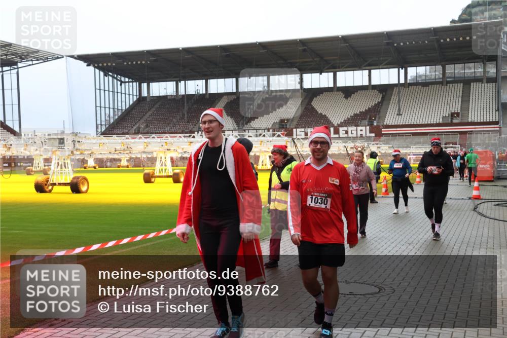 07.12.2025 - St. Pauli X-Mass-Run No. 15 Luisa Fischer http://msf.ph/oto/9388762 07.12.2025 11:57:06 Ziel 1030, 399, 3498, 1088, 1144, 1271, 2596, 2598, 2599, 2824, 2825, 2826, 2929, 2932, 3007, 3383, 3433, 3459, 3496, 3498, 3511, 3842, 3843, 3844, 3900, 4172, 4174 meine-sportfotos.de