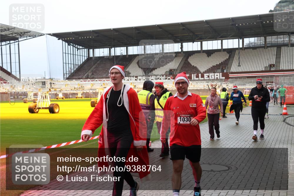 07.12.2025 - St. Pauli X-Mass-Run No. 15 Luisa Fischer http://msf.ph/oto/9388764 07.12.2025 11:57:06 Ziel 1030, 3499, 1088, 1144, 1271, 2596, 2598, 2599, 2824, 2825, 2826, 2929, 2932, 3007, 3383, 3433, 3459, 3496, 3498, 3511, 3842, 3843, 3844, 3900, 4172, 4174 meine-sportfotos.de