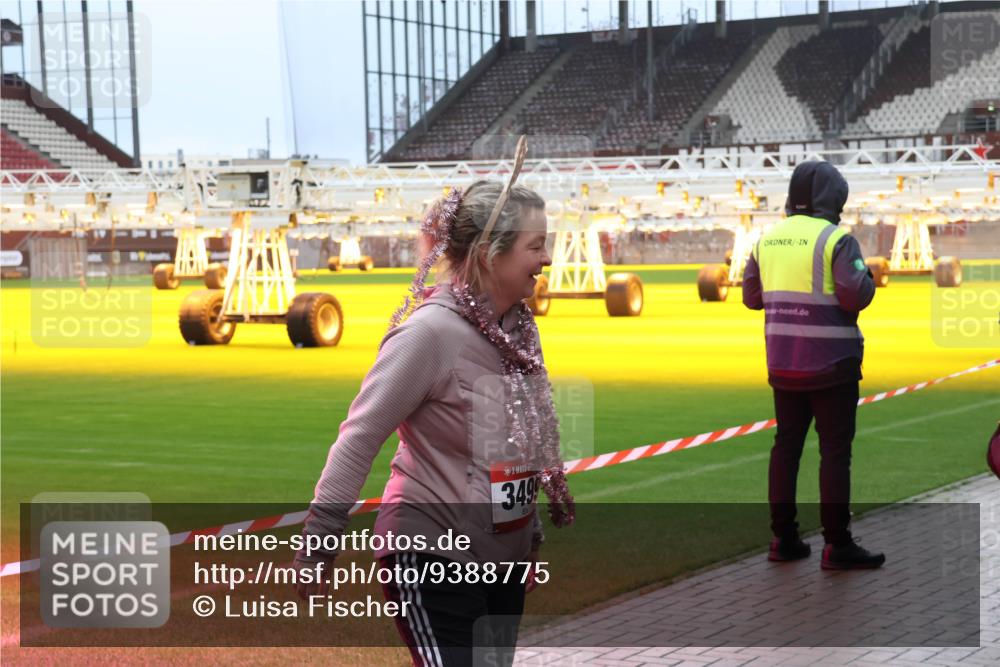 07.12.2025 - St. Pauli X-Mass-Run No. 15 Luisa Fischer http://msf.ph/oto/9388775 07.12.2025 11:57:14 Ziel 3499, 722, 1088, 1271, 1836, 1877, 2496, 2596, 2598, 2599, 2824, 2825, 2826, 2929, 2932, 3007, 3383, 3433, 3459, 3496, 3498, 3511, 3842, 3843, 3844, 3900, 4172, 4174 meine-sportfotos.de