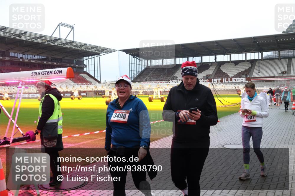 07.12.2025 - St. Pauli X-Mass-Run No. 15 Luisa Fischer http://msf.ph/oto/9388790 07.12.2025 11:57:19 Ziel 3498, 3007, 722, 1271, 1836, 1877, 2496, 2596, 2598, 2599, 2824, 2825, 2826, 2929, 2932, 3007, 3383, 3433, 3459, 3842, 3843, 3844, 3900, 4172, 4174 meine-sportfotos.de