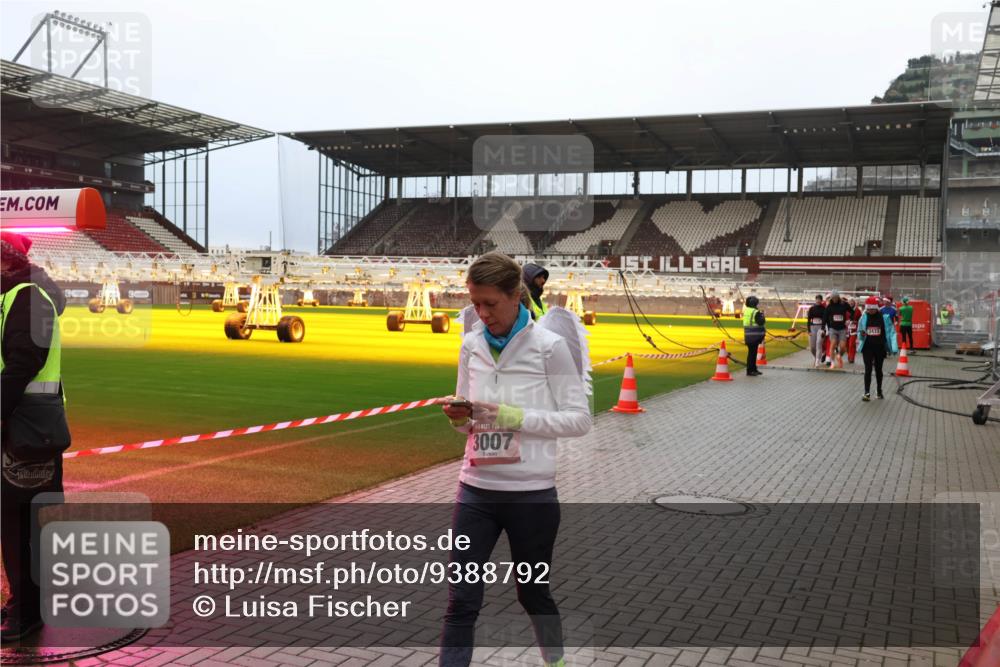 07.12.2025 - St. Pauli X-Mass-Run No. 15 Luisa Fischer http://msf.ph/oto/9388792 07.12.2025 11:57:22 Ziel 3007, 3433, 722, 1271, 1836, 1877, 2496, 2596, 2598, 2599, 2824, 2825, 2826, 2929, 2932, 3007, 3383, 3433, 3459, 3842, 3843, 3844, 4172, 4174 meine-sportfotos.de