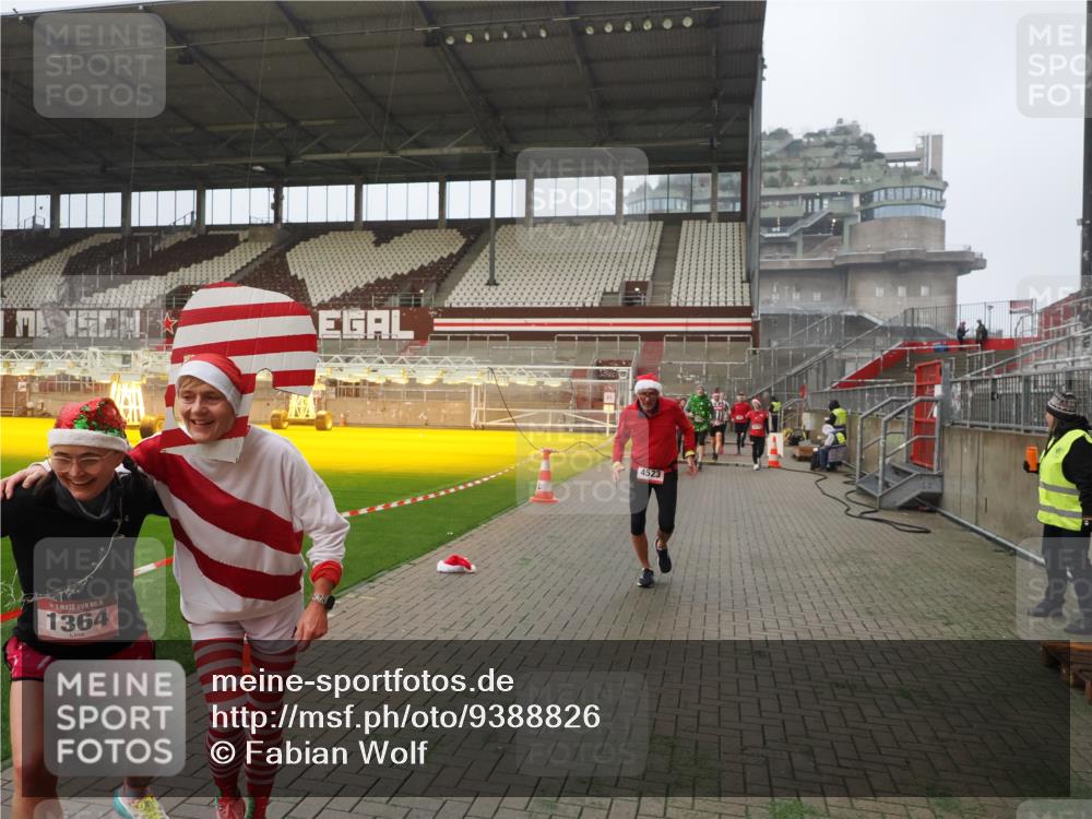 07.12.2025 - St. Pauli X-Mass-Run No. 15 Fabian Wolf http://msf.ph/oto/9388826 07.12.2025 10:20:22 Ziel 447, 452, 459, 461, 478, 1553, 2187, 2855, 3473, 3832, 4042, 4071, 4116, 4503, 4523 meine-sportfotos.de