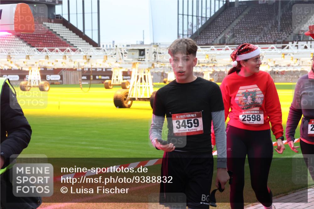 07.12.2025 - St. Pauli X-Mass-Run No. 15 Luisa Fischer http://msf.ph/oto/9388832 07.12.2025 11:57:43 Ziel 15, 3459, 15, 2598, 2, 722, 1271, 1327, 1836, 1877, 2496, 2811, 2824, 2825, 2826, 3383, 3444, 3452, 3459, 4125 meine-sportfotos.de