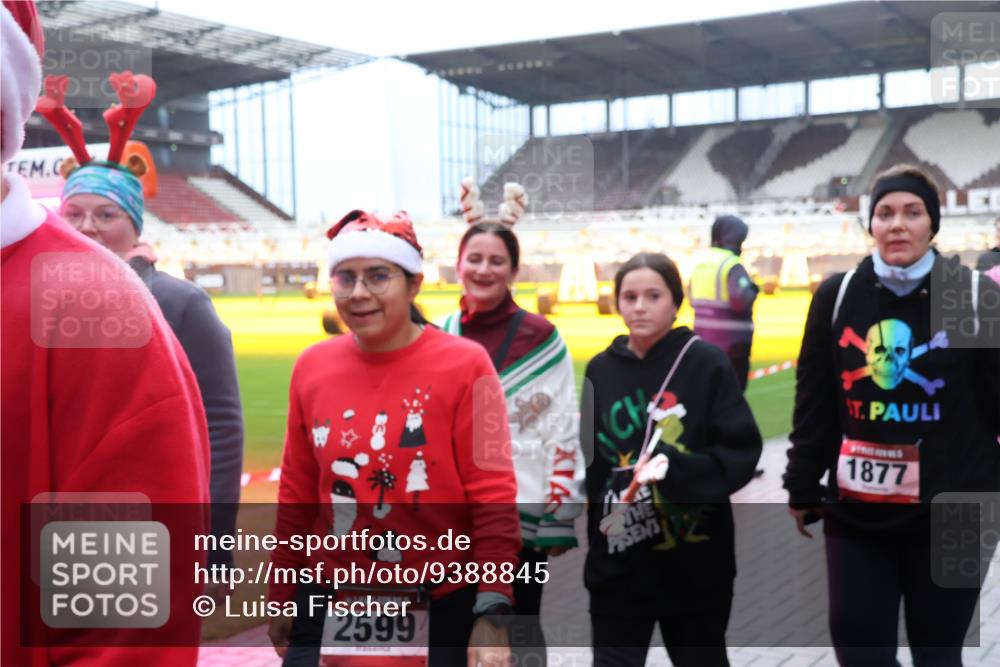 07.12.2025 - St. Pauli X-Mass-Run No. 15 Luisa Fischer http://msf.ph/oto/9388845 07.12.2025 11:57:46 Ziel 2599, 1877, 722, 1271, 1327, 1836, 1877, 2228, 2496, 2811, 2825, 2826, 3383, 3444, 3452, 3480, 3852, 3993, 4125 meine-sportfotos.de