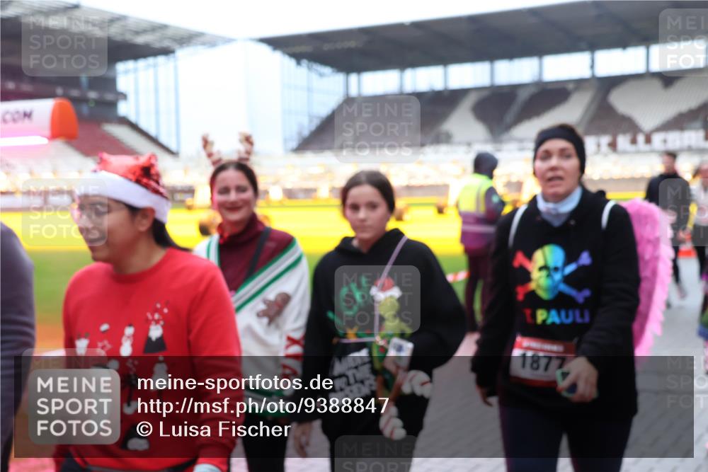 07.12.2025 - St. Pauli X-Mass-Run No. 15 Luisa Fischer http://msf.ph/oto/9388847 07.12.2025 11:57:47 Ziel 1877, 722, 1271, 1327, 1836, 1877, 2228, 2496, 2811, 2825, 2826, 3383, 3444, 3452, 3480, 3847, 3852, 3993, 4125 meine-sportfotos.de