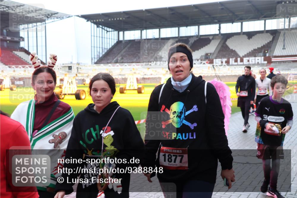 07.12.2025 - St. Pauli X-Mass-Run No. 15 Luisa Fischer http://msf.ph/oto/9388848 07.12.2025 11:57:47 Ziel 15, 1877, 4174, 722, 1271, 1327, 1836, 1877, 2228, 2496, 2811, 2825, 2826, 3383, 3444, 3452, 3480, 3847, 3852, 3993, 4125 meine-sportfotos.de