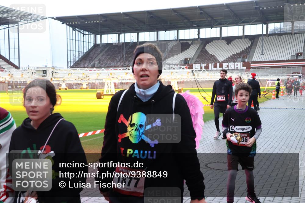 07.12.2025 - St. Pauli X-Mass-Run No. 15 Luisa Fischer http://msf.ph/oto/9388849 07.12.2025 11:57:47 Ziel 4174, 36, 15, 1877, 722, 1271, 1327, 1836, 1877, 2228, 2496, 2811, 2825, 2826, 3383, 3444, 3452, 3480, 3847, 3852, 3993, 4125 meine-sportfotos.de