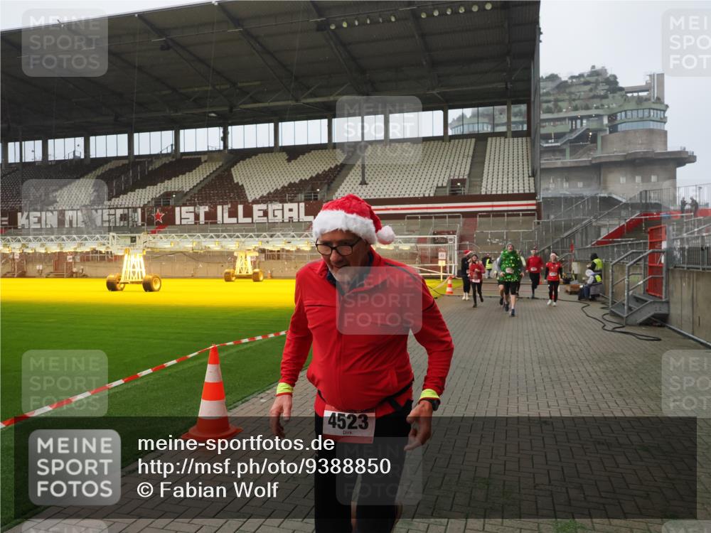 07.12.2025 - St. Pauli X-Mass-Run No. 15 Fabian Wolf http://msf.ph/oto/9388850 07.12.2025 10:20:24 Ziel 447, 452, 459, 461, 478, 2187, 2855, 3473, 3832, 4116, 4503, 4523 meine-sportfotos.de