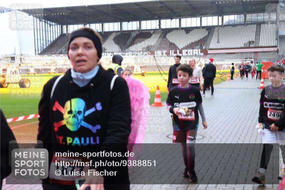07.12.2025 - St. Pauli X-Mass-Run No. 15 Luisa Fischer http://msf.ph/oto/9388851 07.12.2025 11:57:48 Ziel 1877, 4174, 4172, 86, 2496, 722, 1271, 1327, 1836, 1877, 2228, 2496, 2811, 2825, 2826, 3383, 3444, 3452, 3480, 3847, 3852, 3993, 4125 meine-sportfotos.de