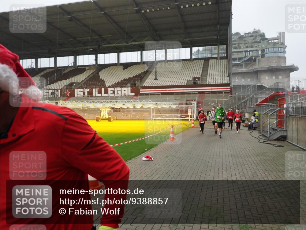 07.12.2025 - St. Pauli X-Mass-Run No. 15 Fabian Wolf http://msf.ph/oto/9388857 07.12.2025 10:20:24 Ziel 447, 452, 459, 461, 478, 2187, 2855, 3473, 3832, 4116, 4503, 4523 meine-sportfotos.de