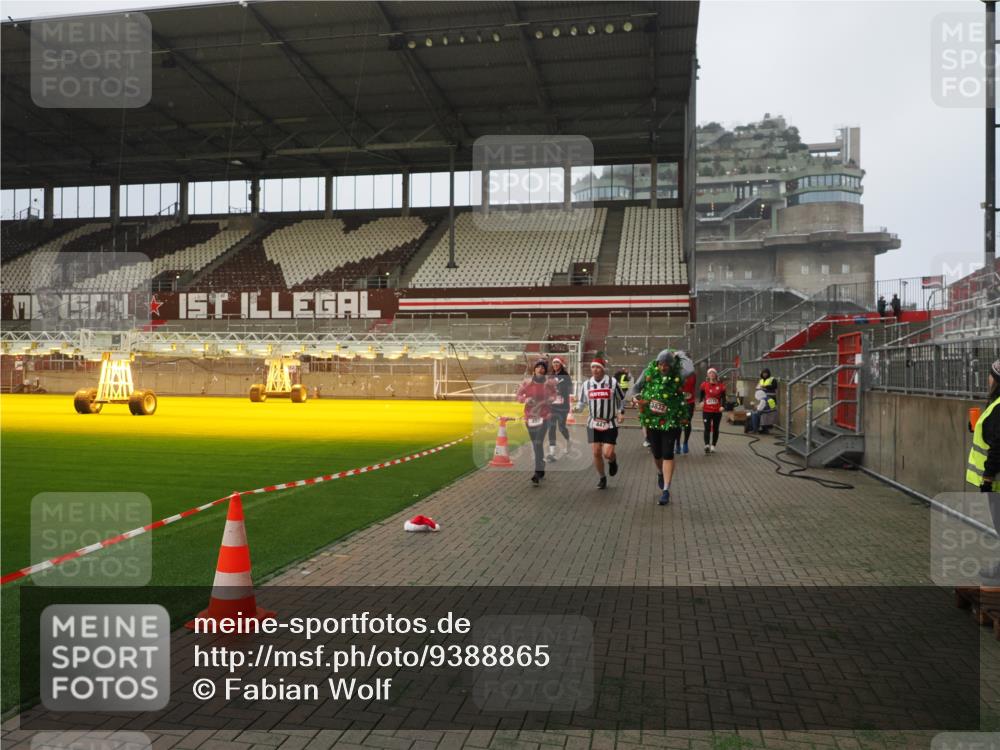 07.12.2025 - St. Pauli X-Mass-Run No. 15 Fabian Wolf http://msf.ph/oto/9388865 07.12.2025 10:20:26 Ziel 447, 452, 459, 461, 478, 2187, 2855, 3473, 3832, 4116, 4503, 4523 meine-sportfotos.de