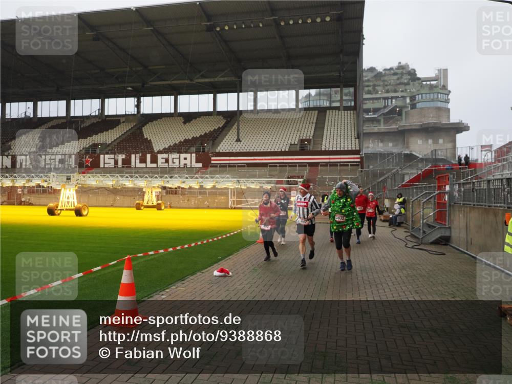07.12.2025 - St. Pauli X-Mass-Run No. 15 Fabian Wolf http://msf.ph/oto/9388868 07.12.2025 10:20:27 Ziel 447, 452, 461, 478, 2187, 2855, 3473, 3832, 4116, 4490, 4503, 4523 meine-sportfotos.de