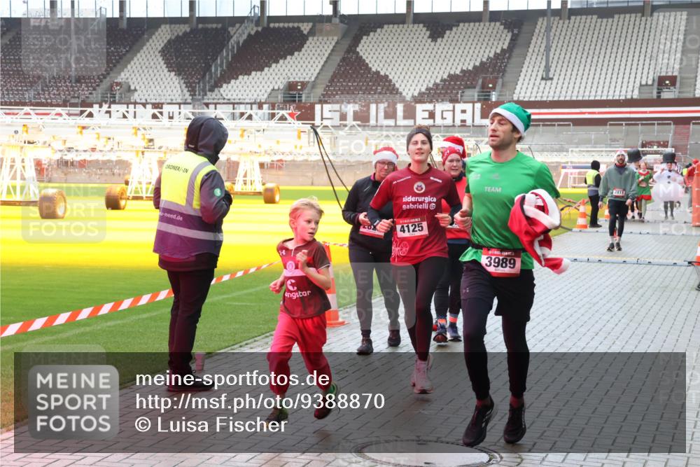 07.12.2025 - St. Pauli X-Mass-Run No. 15 Luisa Fischer http://msf.ph/oto/9388870 07.12.2025 11:57:58 Ziel 4125, 3989, 2811, 1327, 1836, 1877, 2228, 2496, 2811, 3444, 3452, 3480, 3847, 3852, 3993, 4125 meine-sportfotos.de
