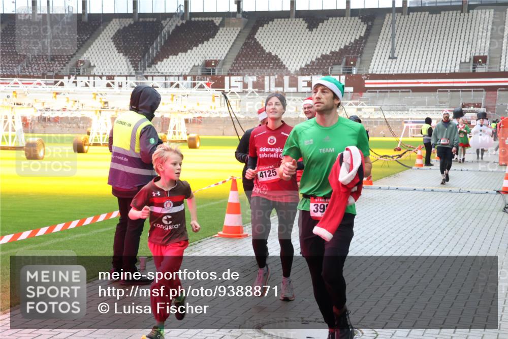 07.12.2025 - St. Pauli X-Mass-Run No. 15 Luisa Fischer http://msf.ph/oto/9388871 07.12.2025 11:57:58 Ziel 4125, 39, 2811, 1327, 1836, 1877, 2228, 2496, 2811, 3444, 3452, 3480, 3847, 3852, 3993, 4125 meine-sportfotos.de