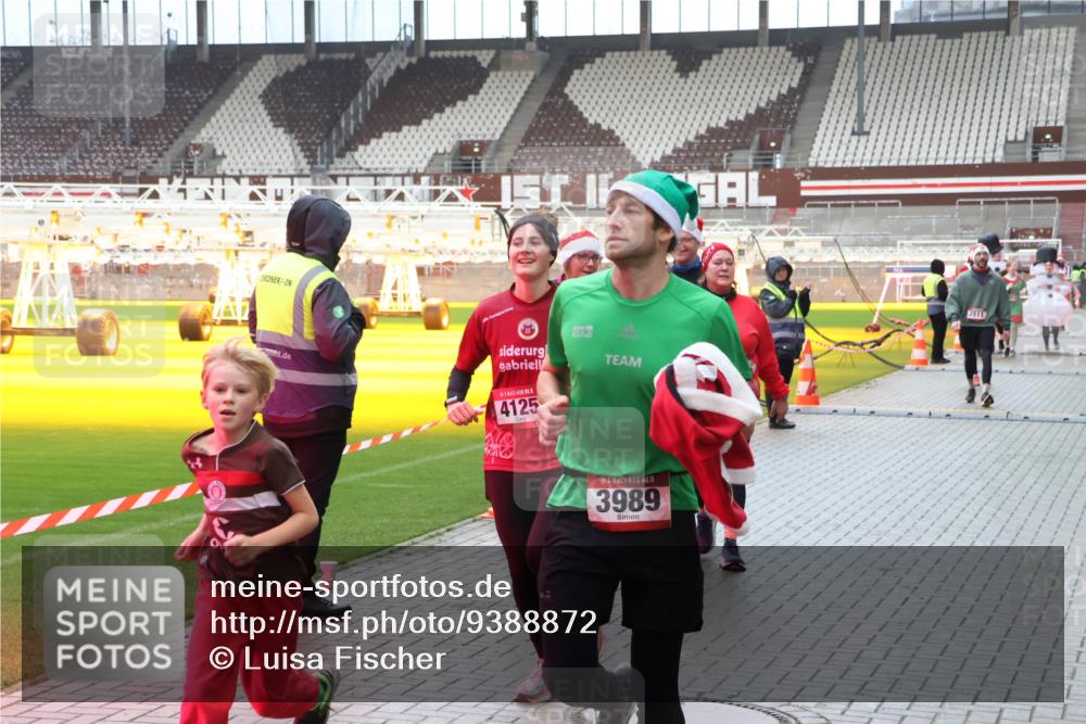07.12.2025 - St. Pauli X-Mass-Run No. 15 Luisa Fischer http://msf.ph/oto/9388872 07.12.2025 11:57:58 Ziel 1, 4125, 5, 3989, 2811, 1327, 1836, 1877, 2228, 2496, 2811, 3444, 3452, 3480, 3847, 3852, 3993, 4125 meine-sportfotos.de
