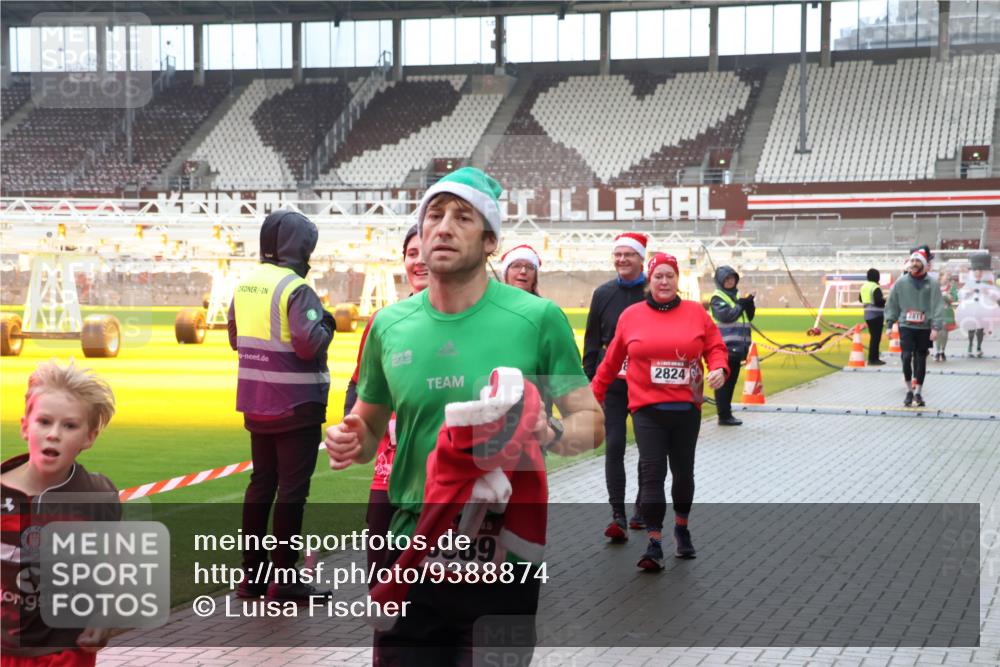 07.12.2025 - St. Pauli X-Mass-Run No. 15 Luisa Fischer http://msf.ph/oto/9388874 07.12.2025 11:57:59 Ziel 2824, 0, 15, 289, 1327, 1836, 1877, 2228, 2496, 2811, 3444, 3452, 3480, 3847, 3852, 3993, 4125 meine-sportfotos.de