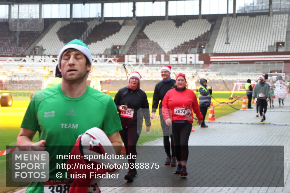 07.12.2025 - St. Pauli X-Mass-Run No. 15 Luisa Fischer http://msf.ph/oto/9388875 07.12.2025 11:57:59 Ziel 398, 825, 2824, 1327, 1836, 1877, 2228, 2496, 2811, 3444, 3452, 3480, 3847, 3852, 3993, 4125 meine-sportfotos.de