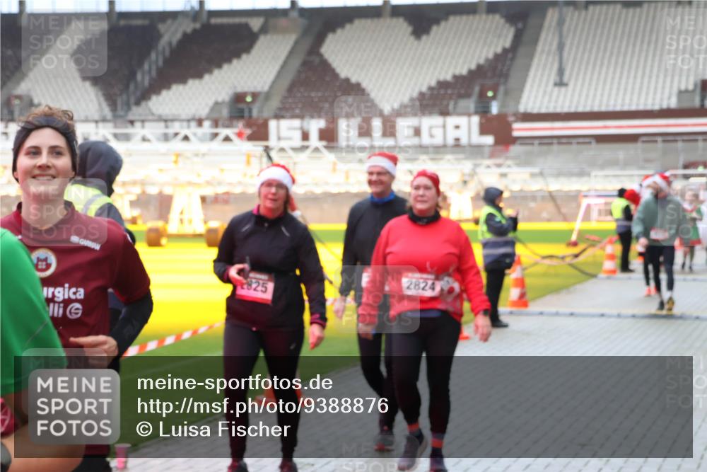 07.12.2025 - St. Pauli X-Mass-Run No. 15 Luisa Fischer http://msf.ph/oto/9388876 07.12.2025 11:57:59 Ziel 825, 2824, 1327, 1836, 1877, 2228, 2496, 2811, 3444, 3452, 3480, 3847, 3852, 3993, 4125 meine-sportfotos.de