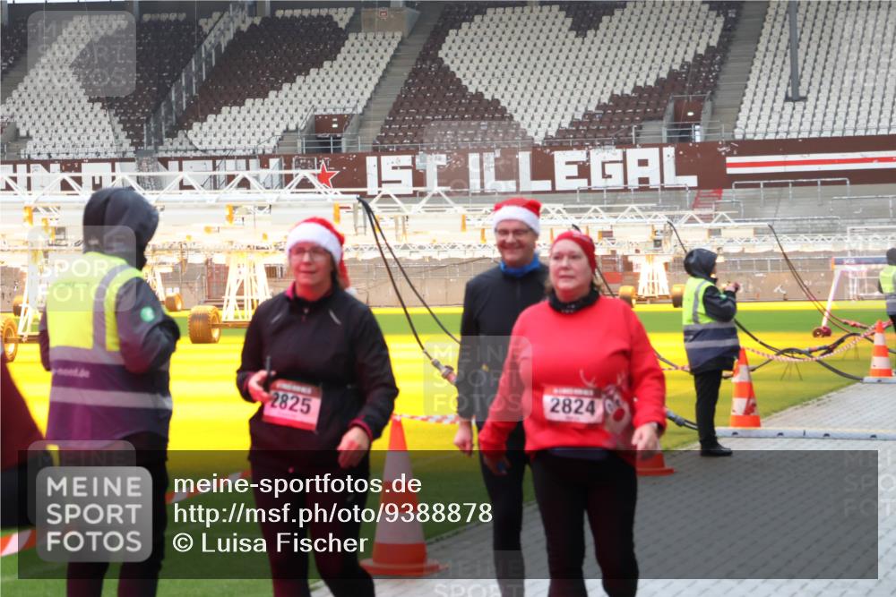 07.12.2025 - St. Pauli X-Mass-Run No. 15 Luisa Fischer http://msf.ph/oto/9388878 07.12.2025 11:58:00 Ziel 2825, 2824, 1327, 1836, 1877, 2228, 2496, 2811, 3444, 3452, 3480, 3847, 3852, 3993, 4125 meine-sportfotos.de