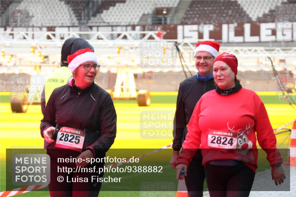 07.12.2025 - St. Pauli X-Mass-Run No. 15 Luisa Fischer http://msf.ph/oto/9388882 07.12.2025 11:58:01 Ziel 15, 2825, 15, 2824, 7704, 1327, 1836, 1877, 2228, 2496, 2811, 3444, 3452, 3480, 3847, 3852, 3993, 4125 meine-sportfotos.de