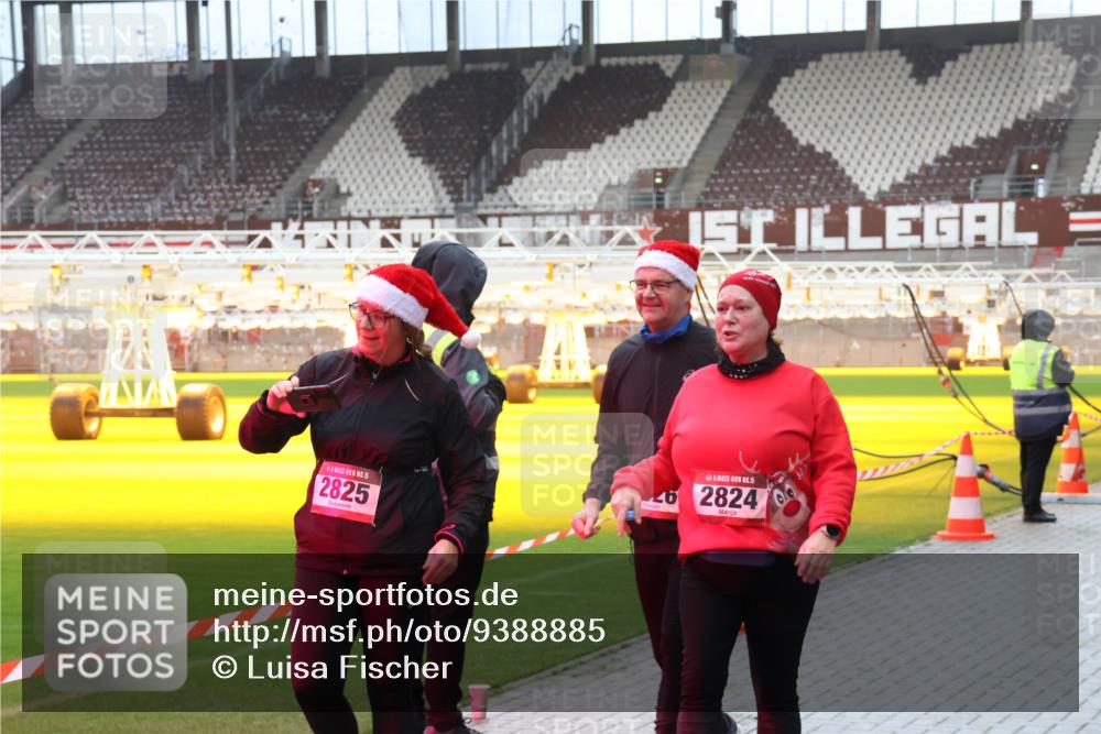 07.12.2025 - St. Pauli X-Mass-Run No. 15 Luisa Fischer http://msf.ph/oto/9388885 07.12.2025 11:58:01 Ziel 15, 2825, 5, 26, 2824, 1327, 1836, 1877, 2228, 2496, 2811, 3444, 3452, 3480, 3847, 3852, 3993, 4125 meine-sportfotos.de