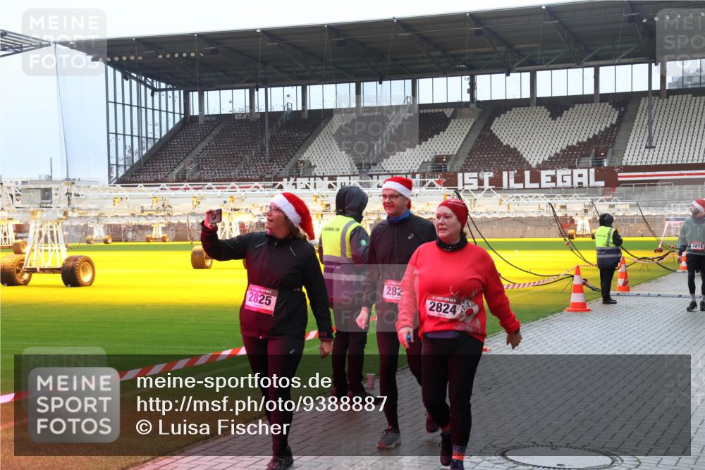 07.12.2025 - St. Pauli X-Mass-Run No. 15 Luisa Fischer http://msf.ph/oto/9388887 07.12.2025 11:58:02 Ziel 2825, 282, 2824, 2811, 1327, 2228, 2496, 2811, 3444, 3452, 3480, 3847, 3852, 3993, 4125 meine-sportfotos.de