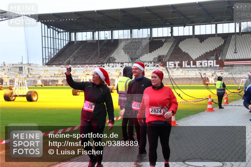 07.12.2025 - St. Pauli X-Mass-Run No. 15 Luisa Fischer http://msf.ph/oto/9388889 07.12.2025 11:58:02 Ziel 2825, 2826, 2824, 1327, 2228, 2496, 2811, 3444, 3452, 3480, 3847, 3852, 3993, 4125 meine-sportfotos.de
