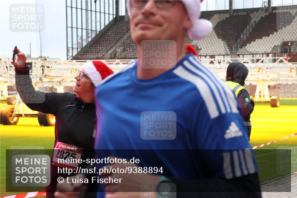 07.12.2025 - St. Pauli X-Mass-Run No. 15 Luisa Fischer http://msf.ph/oto/9388894 07.12.2025 11:58:04 Ziel 15, 2825, 1327, 2228, 2811, 3444, 3452, 3480, 3847, 3852, 3993, 4125 meine-sportfotos.de
