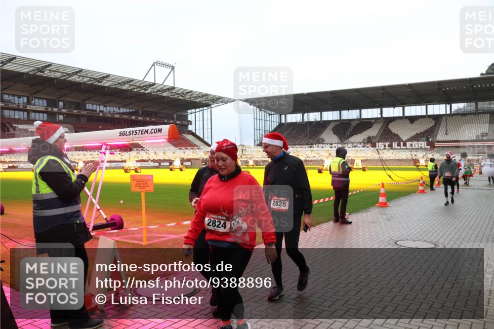 07.12.2025 - St. Pauli X-Mass-Run No. 15 Luisa Fischer http://msf.ph/oto/9388896 07.12.2025 11:58:05 Ziel 2824, 2826, 2811, 1327, 2228, 2811, 3444, 3452, 3480, 3847, 3852, 3993, 4125 meine-sportfotos.de