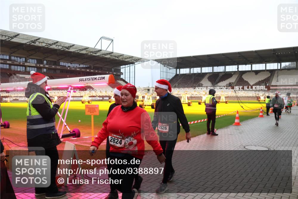 07.12.2025 - St. Pauli X-Mass-Run No. 15 Luisa Fischer http://msf.ph/oto/9388897 07.12.2025 11:58:06 Ziel 30, 2824, 2826, 1327, 2228, 2811, 3444, 3452, 3480, 3847, 3852, 3993, 4125 meine-sportfotos.de