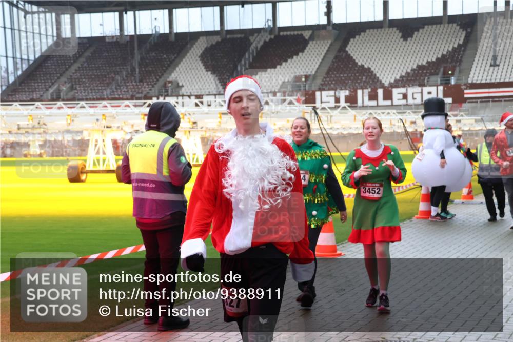 07.12.2025 - St. Pauli X-Mass-Run No. 15 Luisa Fischer http://msf.ph/oto/9388911 07.12.2025 11:58:16 Ziel 15, 27, 3452, 1327, 2228, 2811, 3444, 3452, 3480, 3801, 3817, 3847, 3852, 3993, 4125, 4218, 4240 meine-sportfotos.de