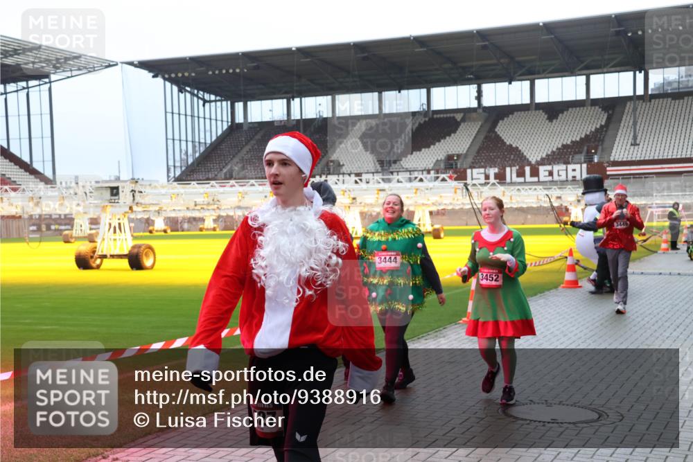 07.12.2025 - St. Pauli X-Mass-Run No. 15 Luisa Fischer http://msf.ph/oto/9388916 07.12.2025 11:58:17 Ziel 15, 327, 3444, 4, 3452, 3449, 1327, 2228, 2811, 3444, 3452, 3480, 3801, 3817, 3847, 3852, 3993, 4125, 4218, 4240 meine-sportfotos.de