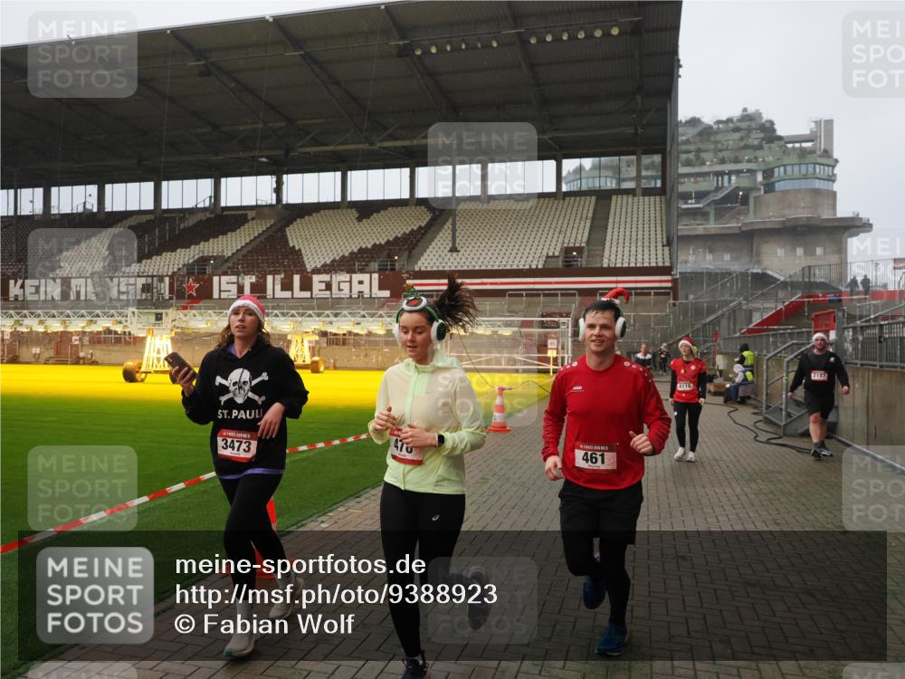 07.12.2025 - St. Pauli X-Mass-Run No. 15 Fabian Wolf http://msf.ph/oto/9388923 07.12.2025 10:20:30 Ziel 447, 452, 461, 478, 2187, 3473, 3832, 4116, 4490, 4523 meine-sportfotos.de