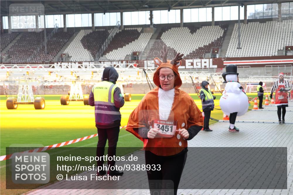07.12.2025 - St. Pauli X-Mass-Run No. 15 Luisa Fischer http://msf.ph/oto/9388933 07.12.2025 11:58:24 Ziel 15, 3451, 2228, 2228, 3444, 3452, 3480, 3801, 3817, 3847, 3852, 3993, 4125, 4218, 4240 meine-sportfotos.de