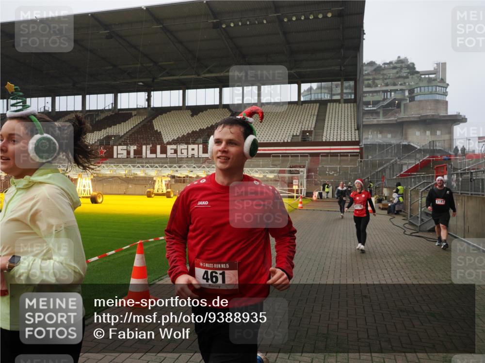 07.12.2025 - St. Pauli X-Mass-Run No. 15 Fabian Wolf http://msf.ph/oto/9388935 07.12.2025 10:20:31 Ziel 447, 452, 461, 478, 2187, 3473, 3832, 4116, 4490, 4523 meine-sportfotos.de