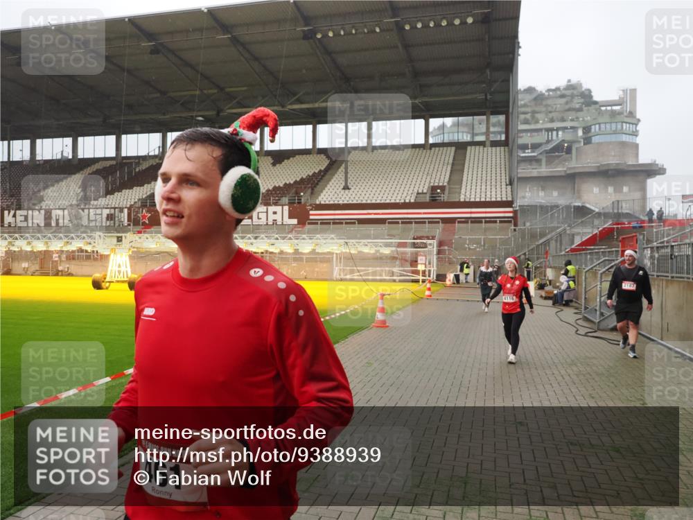 07.12.2025 - St. Pauli X-Mass-Run No. 15 Fabian Wolf http://msf.ph/oto/9388939 07.12.2025 10:20:31 Ziel 447, 452, 461, 478, 2187, 3473, 3832, 4116, 4490, 4523 meine-sportfotos.de