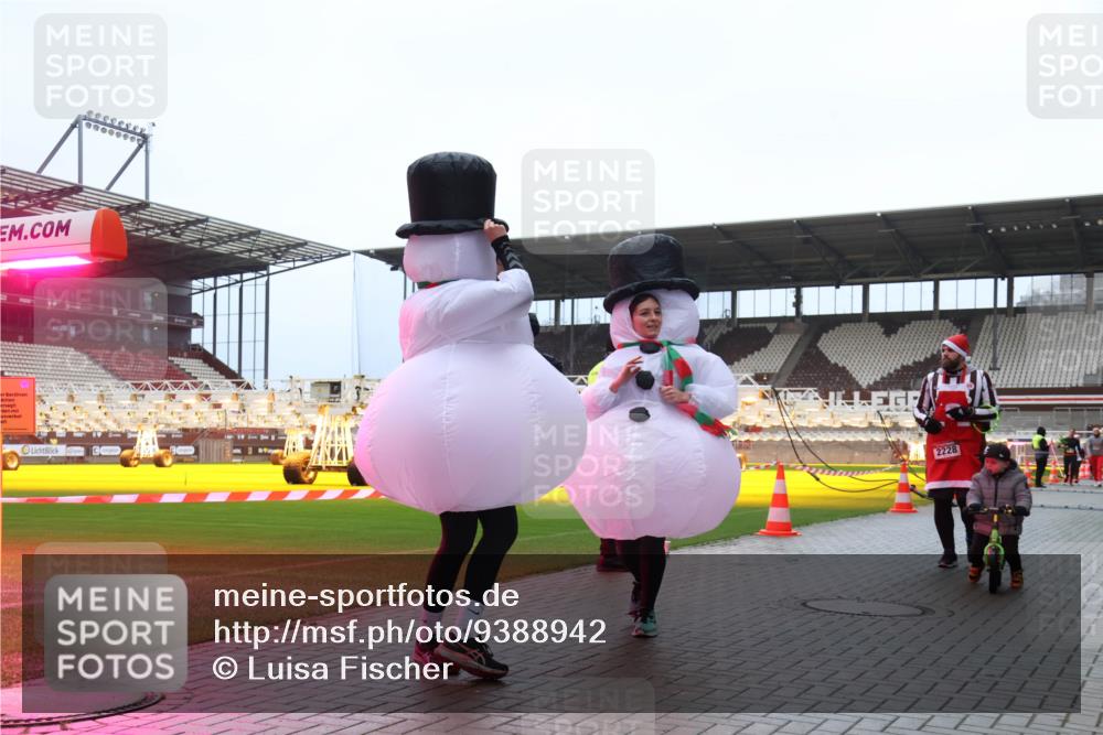 07.12.2025 - St. Pauli X-Mass-Run No. 15 Luisa Fischer http://msf.ph/oto/9388942 07.12.2025 11:58:33 Ziel 2228, 1151, 1909, 1914, 2228, 3150, 3457, 3480, 3661, 3801, 3817, 3847, 3852, 4057, 4218, 4240, 4721 meine-sportfotos.de