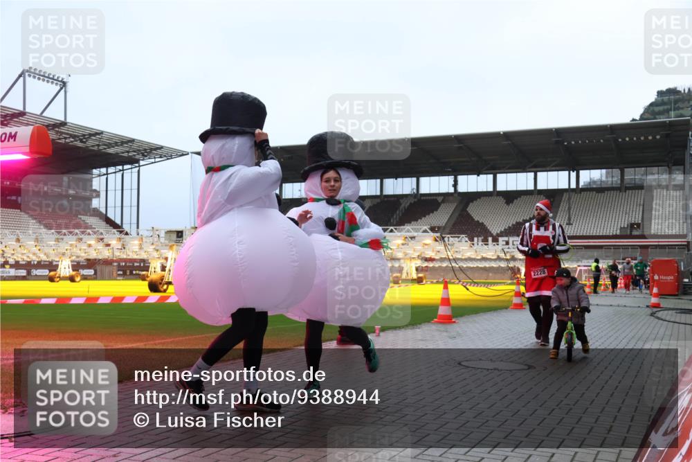 07.12.2025 - St. Pauli X-Mass-Run No. 15 Luisa Fischer http://msf.ph/oto/9388944 07.12.2025 11:58:34 Ziel 2228, 1151, 1909, 1914, 3150, 3457, 3480, 3661, 3801, 3817, 3847, 3852, 4057, 4218, 4240, 4721 meine-sportfotos.de