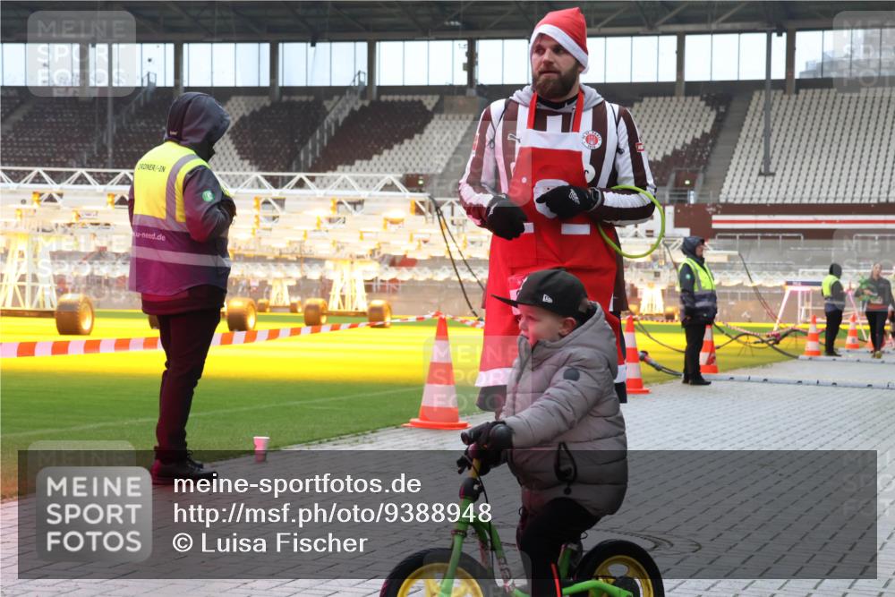 07.12.2025 - St. Pauli X-Mass-Run No. 15 Luisa Fischer http://msf.ph/oto/9388948 07.12.2025 11:58:36 Ziel 1151, 1909, 1914, 3150, 3457, 3661, 3801, 3817, 4057, 4218, 4240, 4721 meine-sportfotos.de